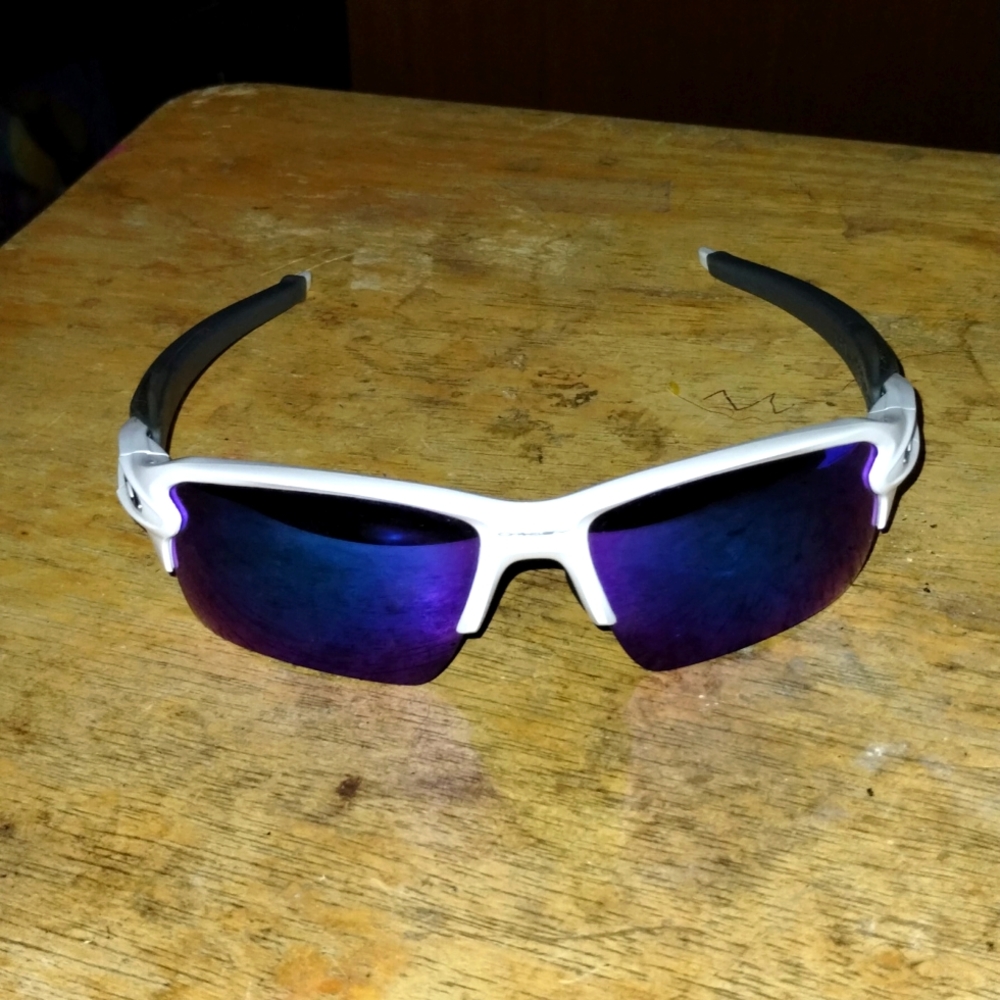 White Oakley flak 2.0 sunglasses
